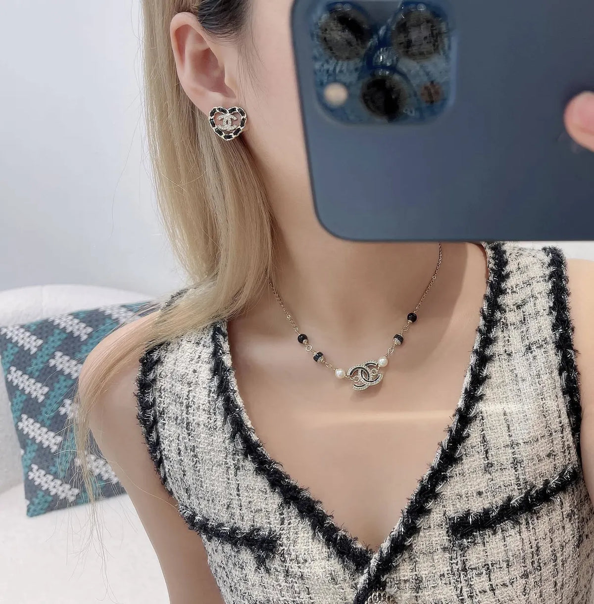 Chanel Heart Earrings Black Gold - Chanel Heart Earrings Black & Gold 2