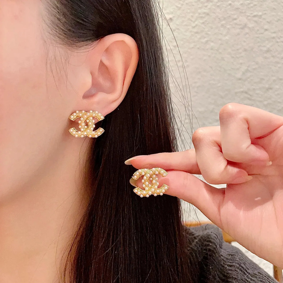 designer Chanel Gold CC Pearl Stud Earrings - Chanel Gold CC Pearl