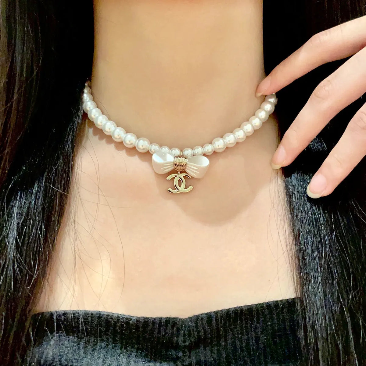white Chanel Pearl Bow Necklace - Chanel White Pearl Bow Necklace
